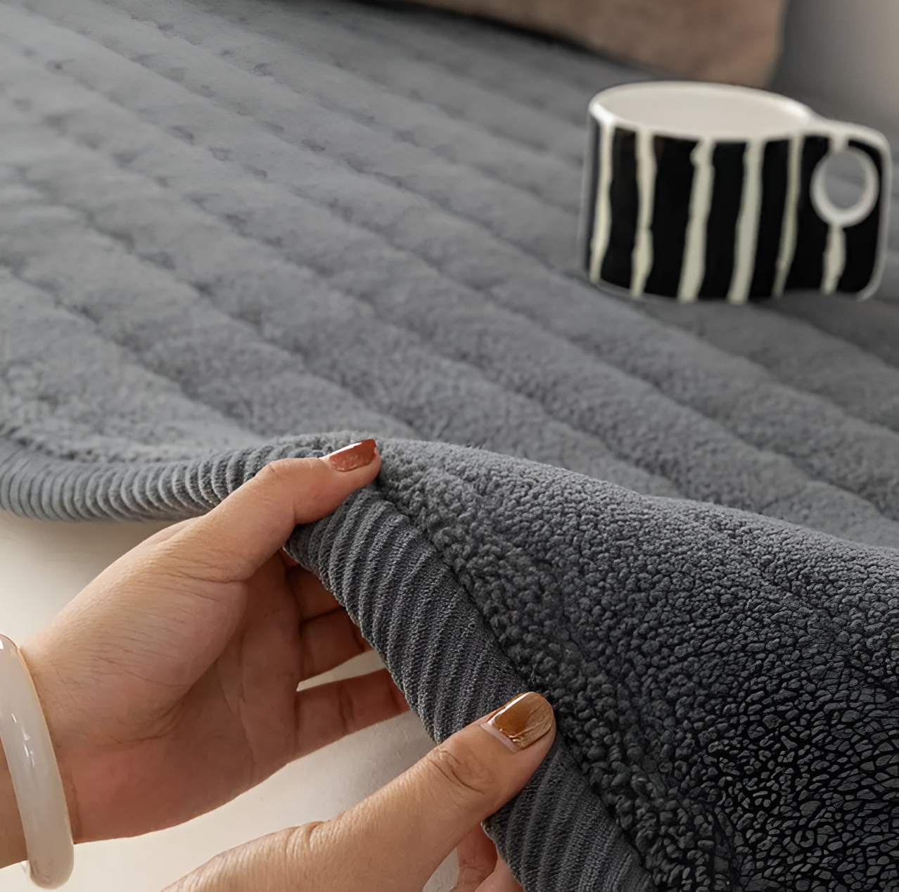 BowLift | PolyesPlush Sofa Cover – Non‑Slip Pet‑Friendly Couch Protector