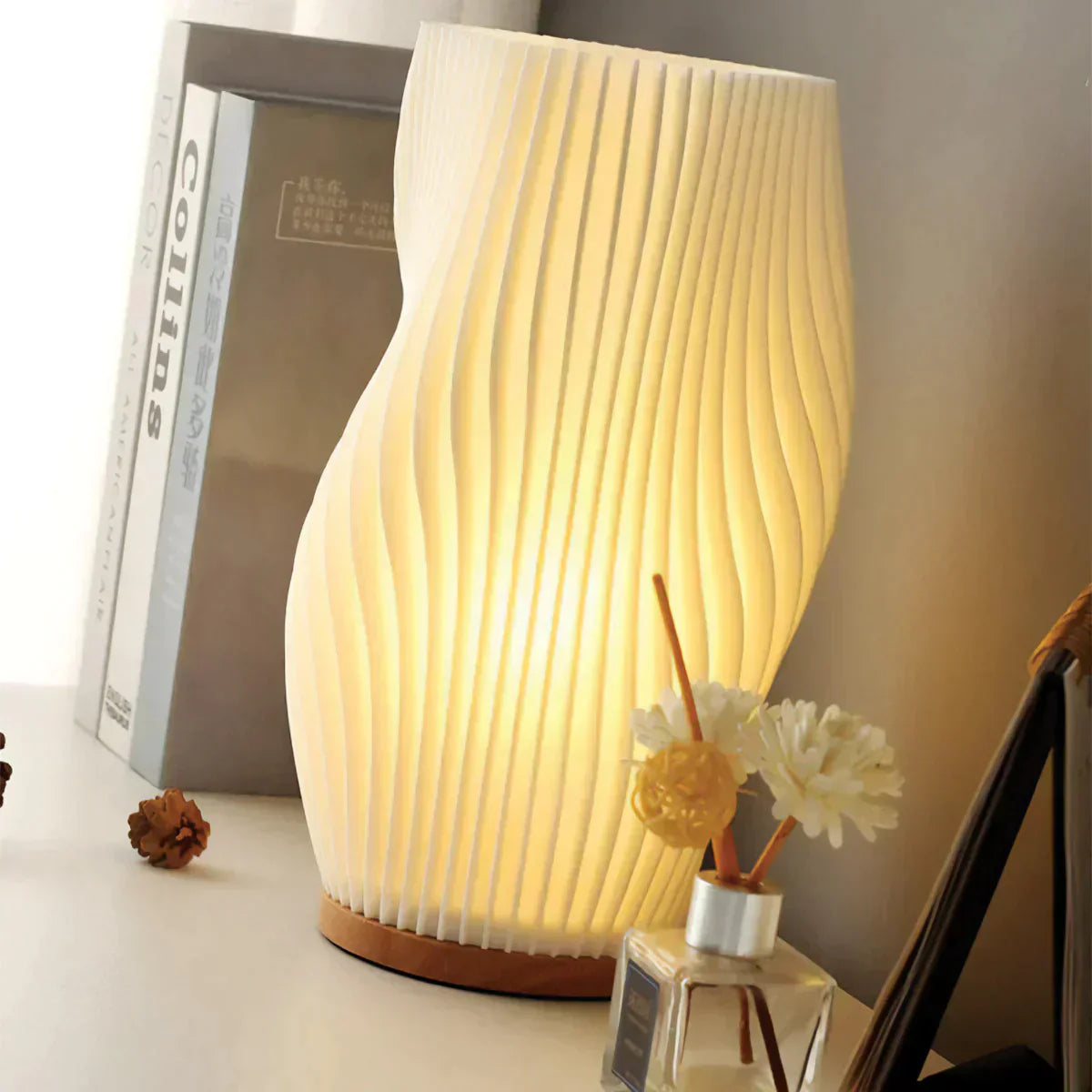 BowLift USB-Powered Table Lamp with an Elegant Wave Design | WaveGlow