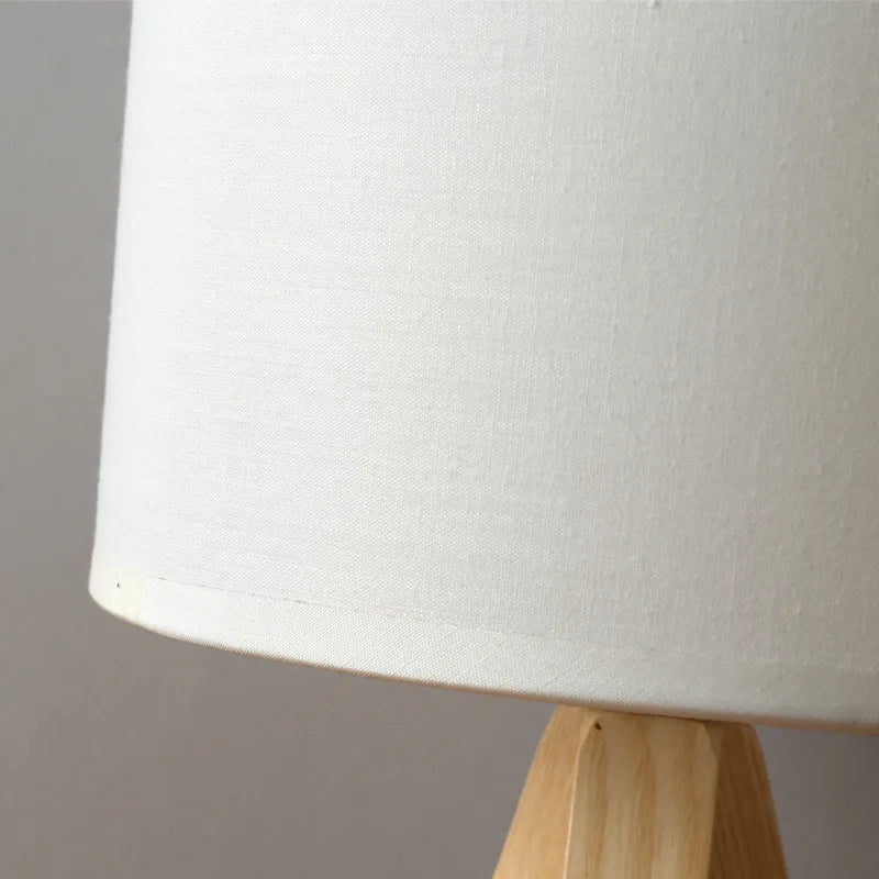 BowLift | LumiHout – Sleek wooden table lamp with warm, natural elegance