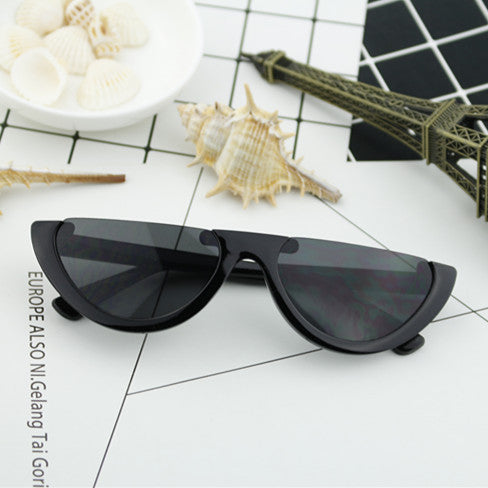 Women Cat-Eye Glasses with distinctive frame and mirrored lenses Bowlift