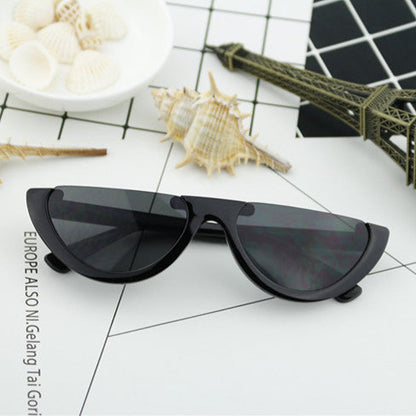 Women Cat-Eye Glasses with distinctive frame and mirrored lenses Bowlift