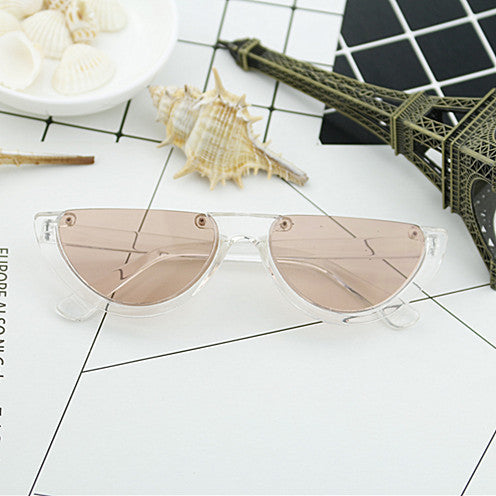 Women Cat-Eye Glasses with distinctive frame and mirrored lenses Bowlift