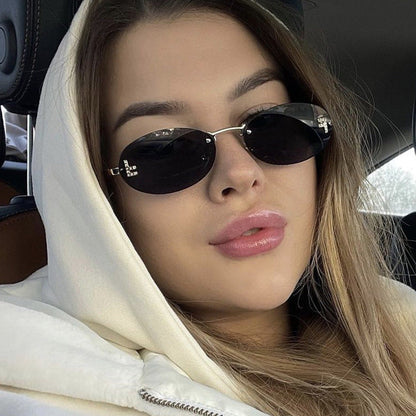 Women's fashionable sunglasses with elegant mirrored lens front and delicate metal frame Bowlift