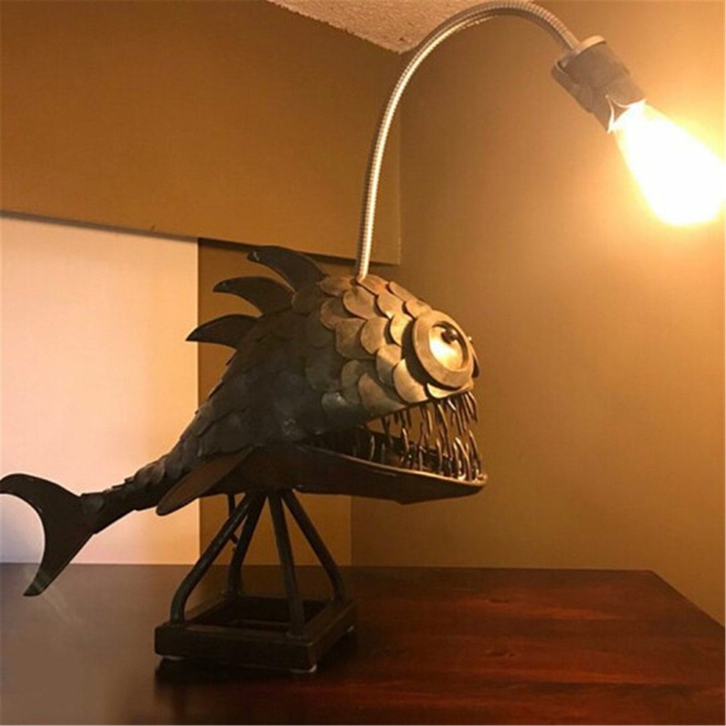 BowLift Retro Anglerfish Table Lamp with Flexible Head – Artistic Lighting for Home, Bar & Café Decor
