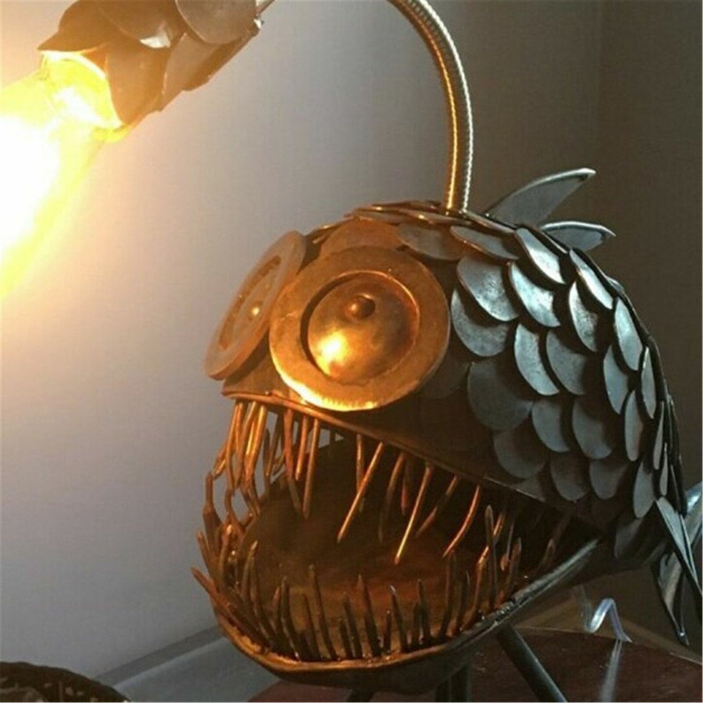 BowLift Retro Anglerfish Table Lamp with Flexible Head – Artistic Lighting for Home, Bar & Café Decor