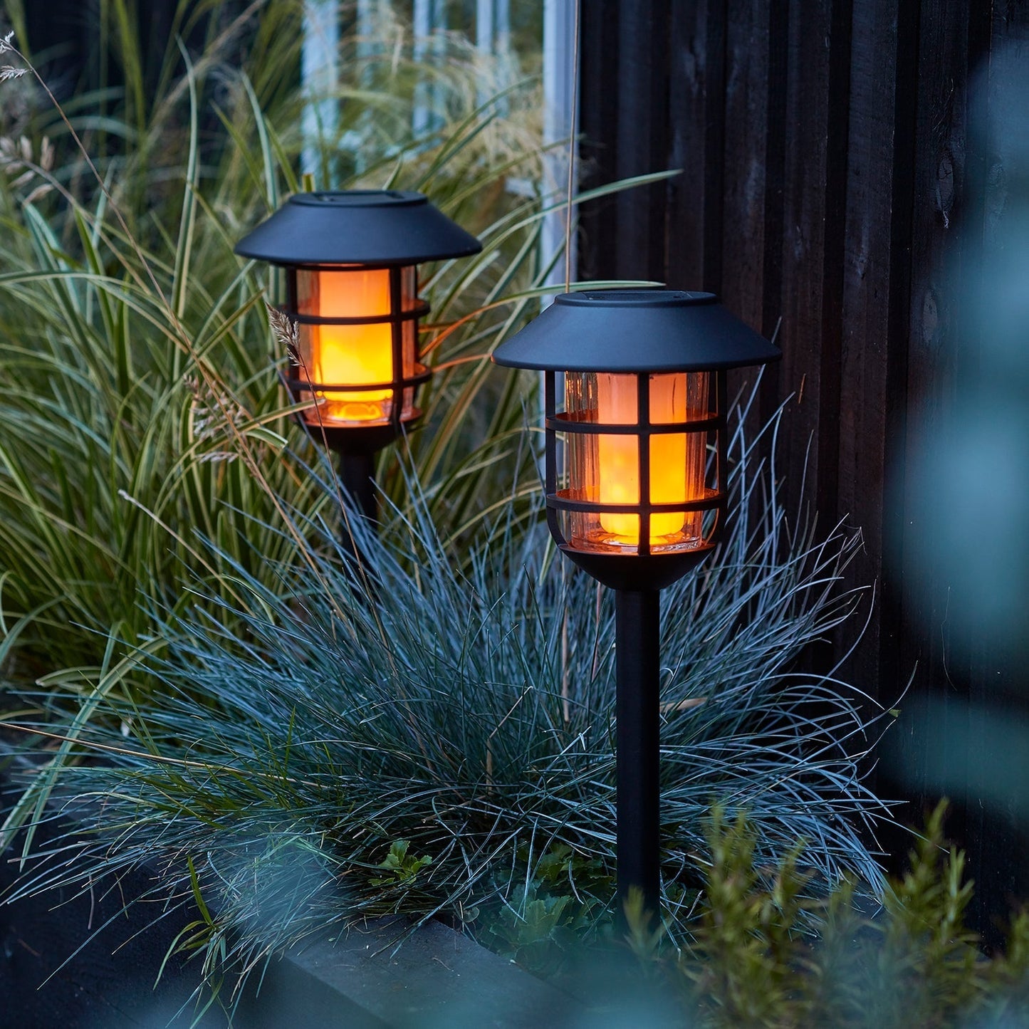 LZINA™ | 2-piece set solar stable lights with flame effect