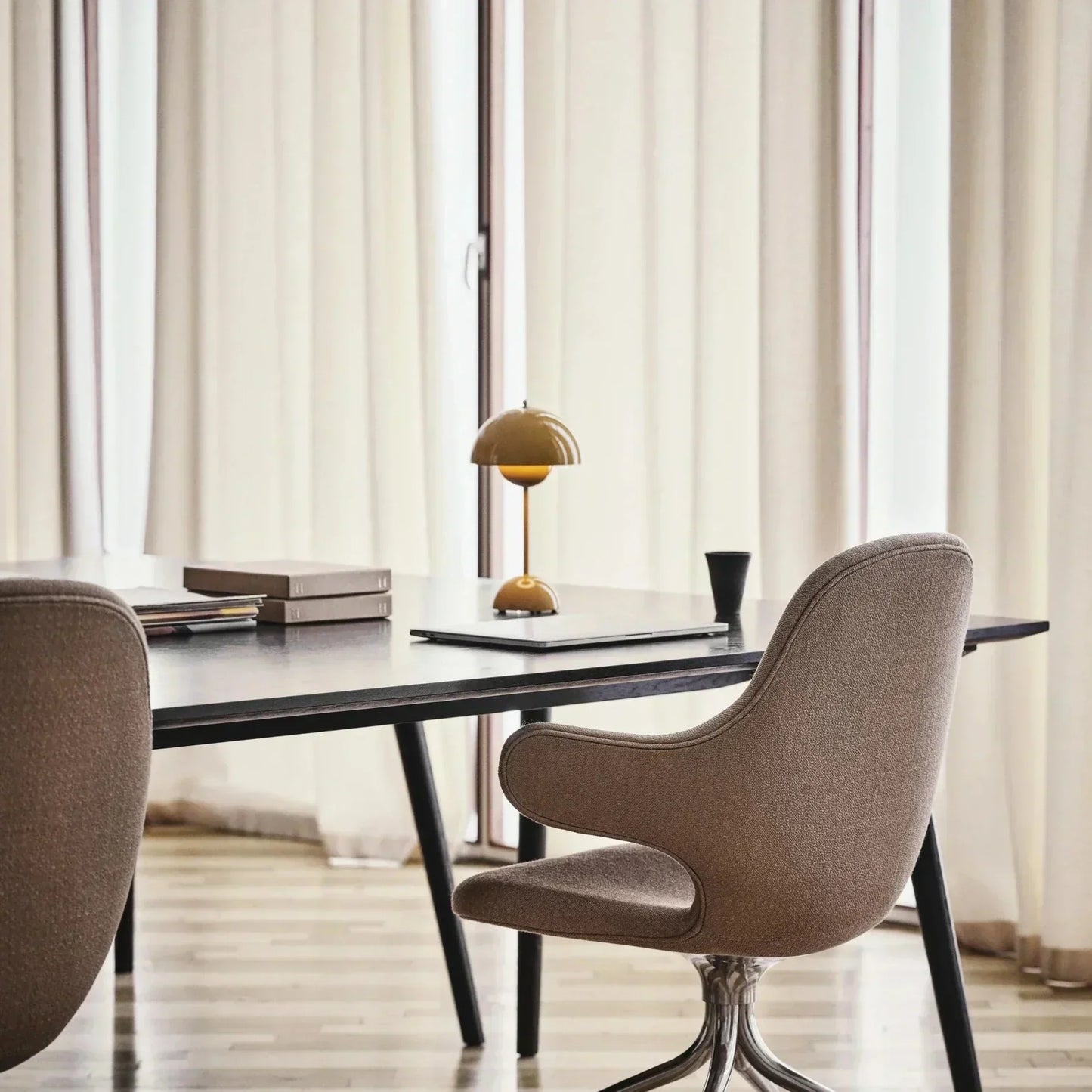 BowLift Aurora Glow Table Lamp - Sleek LED Lighting for Modern Spaces