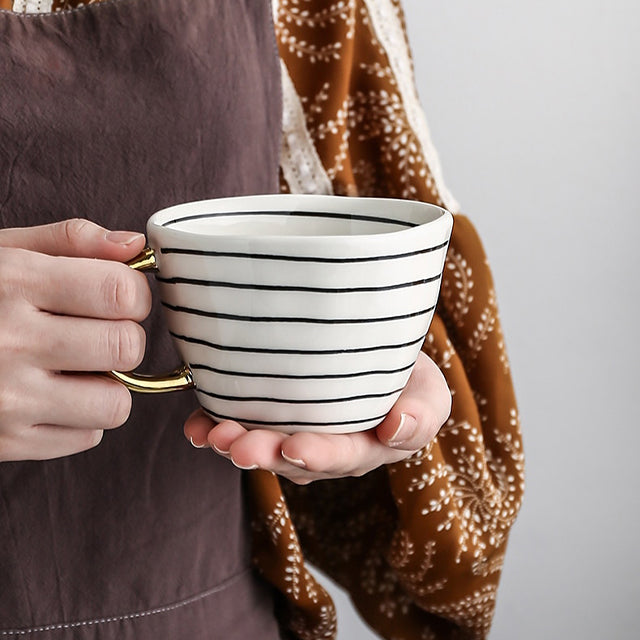 BowLift | Cup with abstract geometric pattern and gold handle
